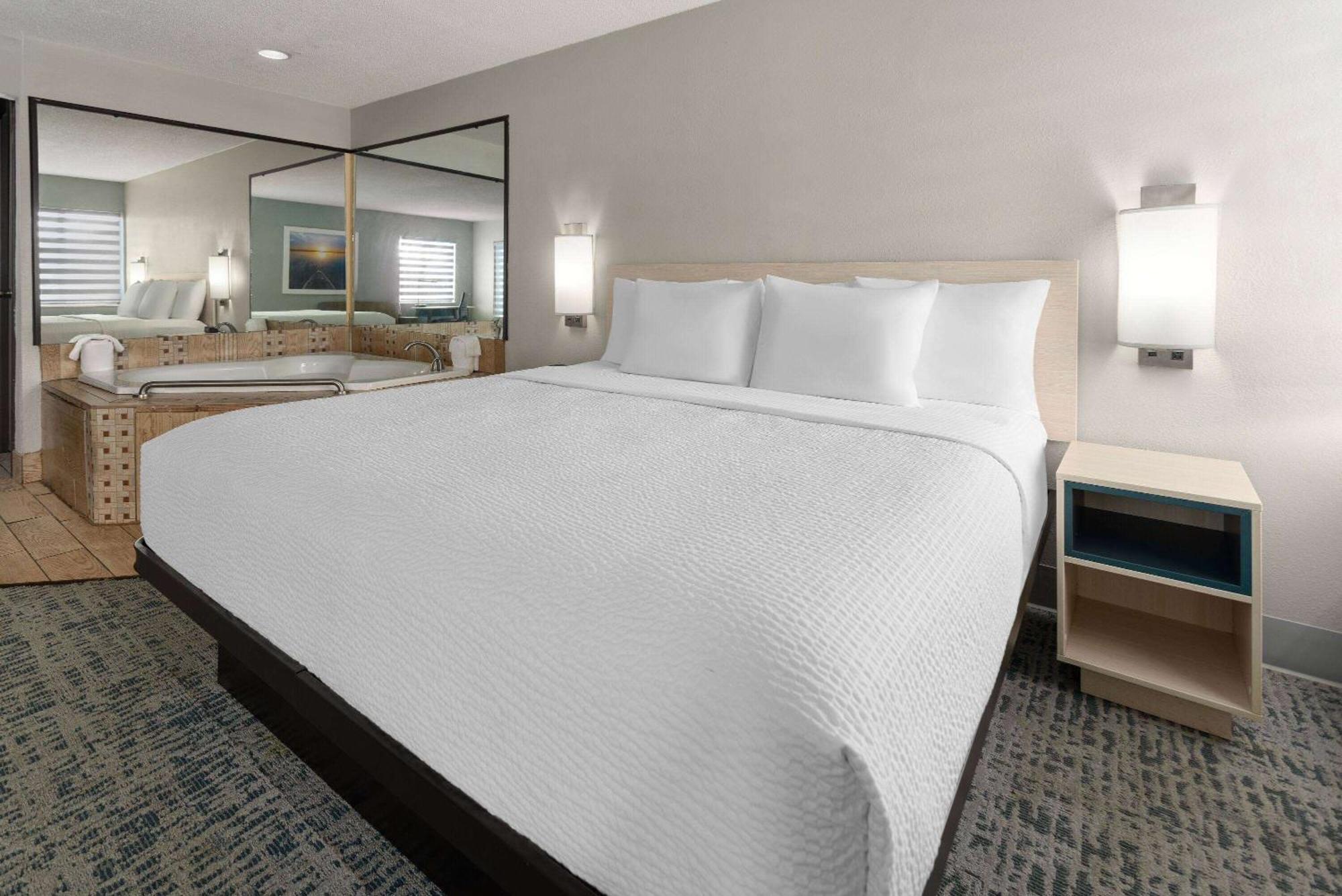 Baymont By Wyndham Lagrange Hotel Exterior photo