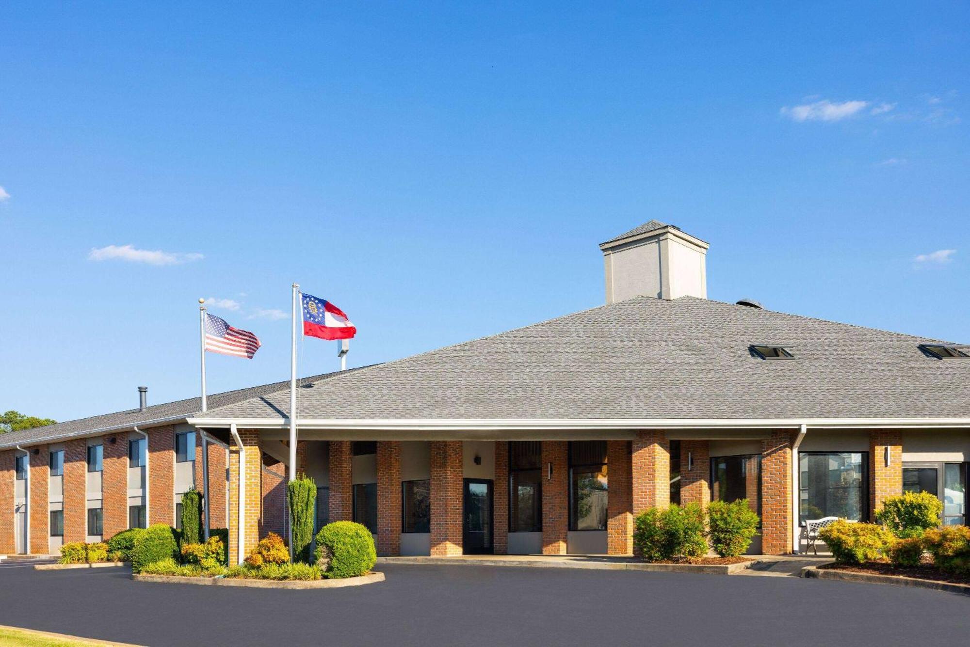 Baymont By Wyndham Lagrange Hotel Exterior photo
