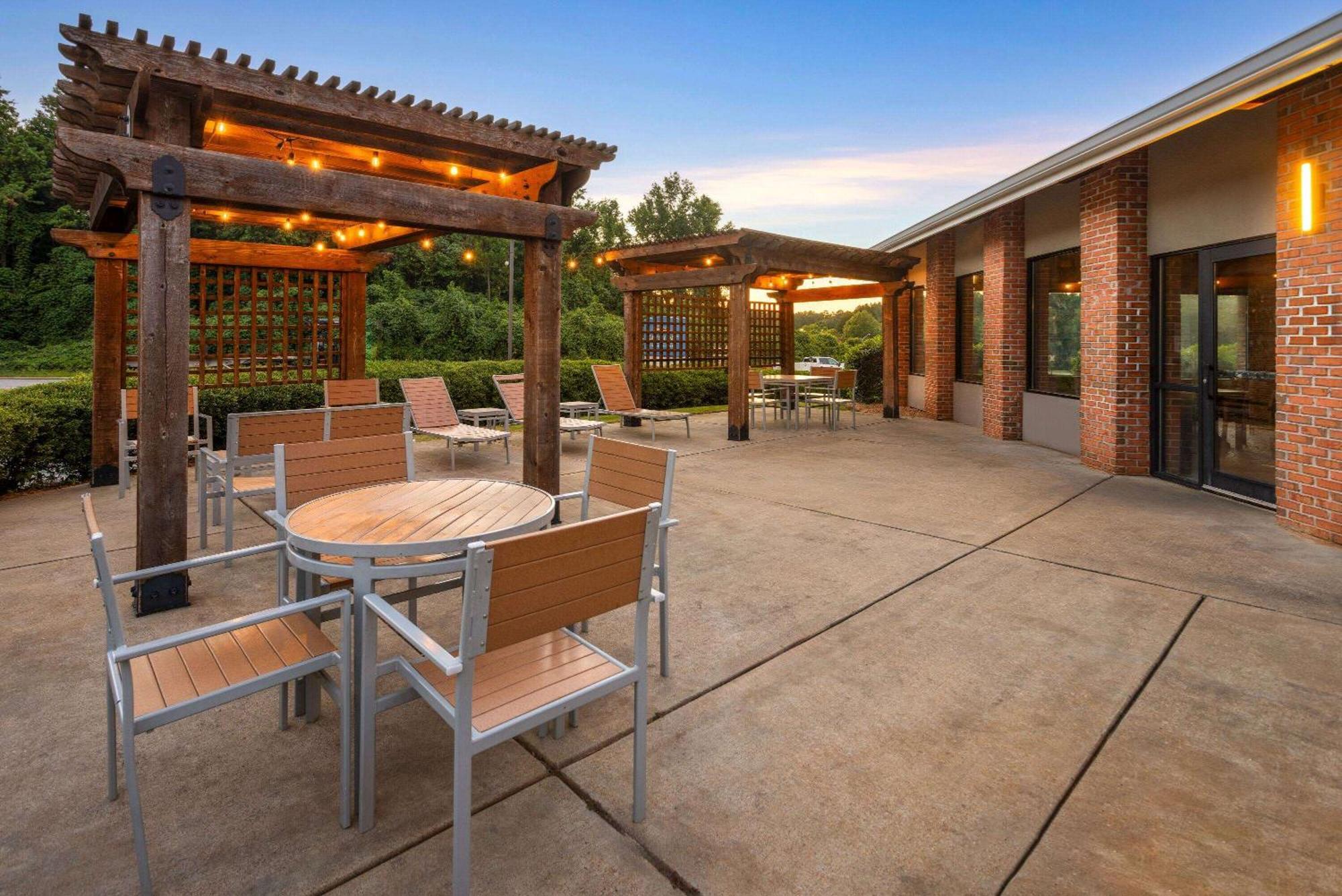 Baymont By Wyndham Lagrange Hotel Exterior photo