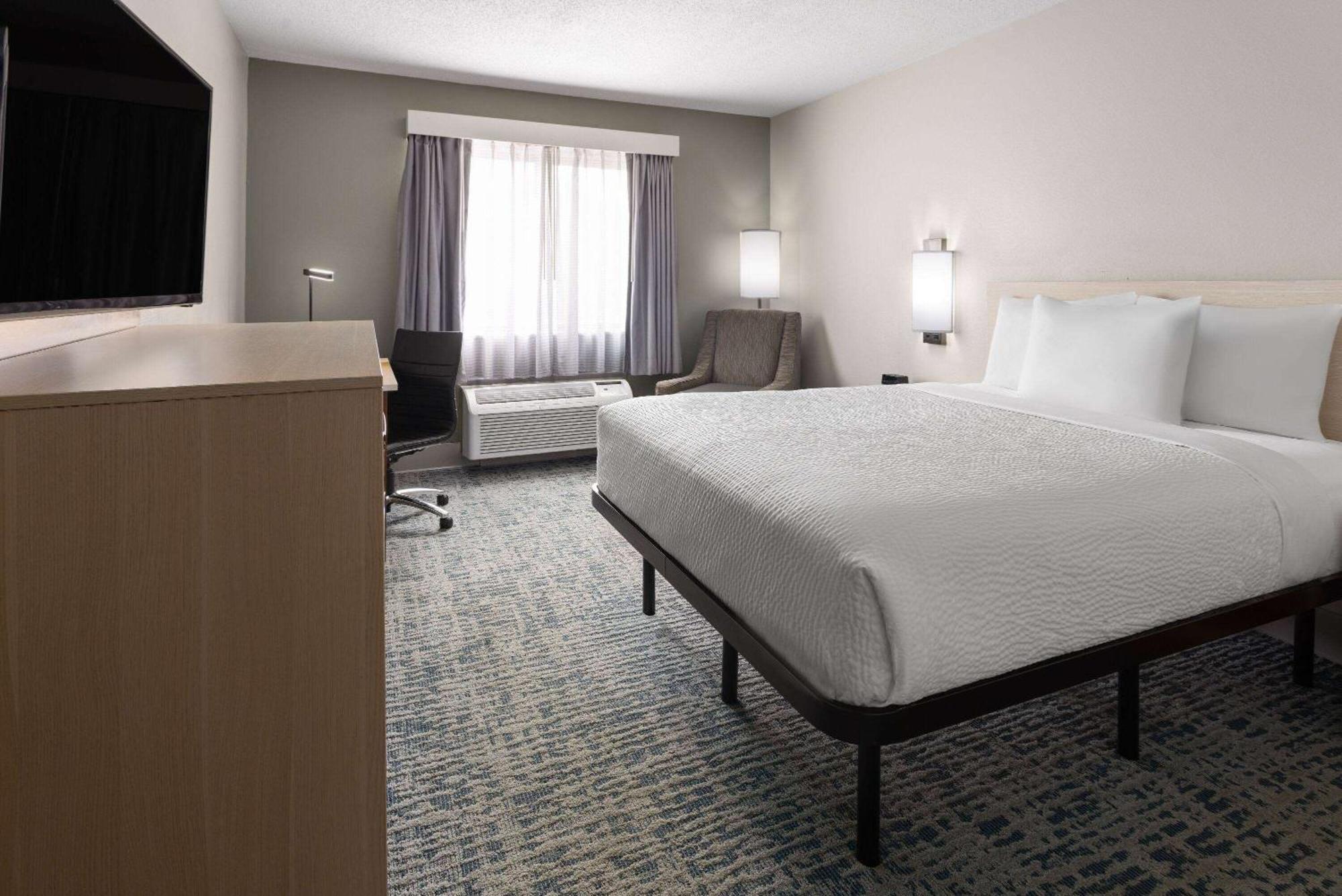 Baymont By Wyndham Lagrange Hotel Exterior photo